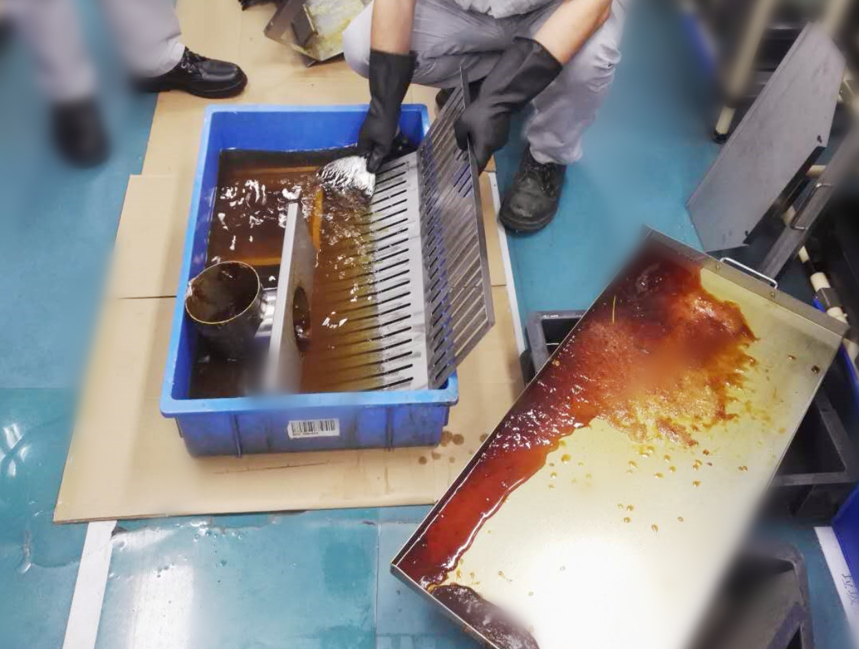 回流焊爐大保養(yǎng)清洗現(xiàn)場(chǎng) 回流焊爐大保養(yǎng)清洗現(xiàn)場(chǎng)